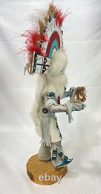 Jeune Fille Arc-en-ciel Kachina Amérindienne Navajo signée S V Young Sculpture sur Bois