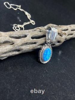 Pendentif artisanal amérindien Navajo en argent sterling avec opale de feu bleue