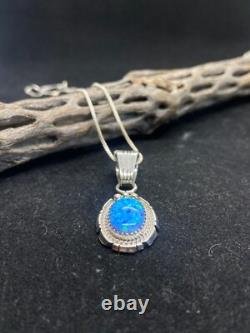Pendentif artisanal amérindien Navajo en argent sterling avec opale de feu bleue