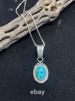 Pendentif artisanal amérindien Navajo en argent sterling avec opale de feu bleue