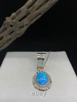 Pendentif artisanal amérindien Navajo en argent sterling avec opale de feu bleue