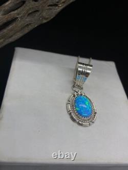 Pendentif artisanal amérindien Navajo en argent sterling avec opale de feu bleue