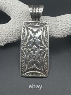 Pendentif en argent sterling estampé à la main Navajo Geneva Ramone