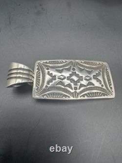 Pendentif en argent sterling estampé à la main Navajo Geneva Ramone
