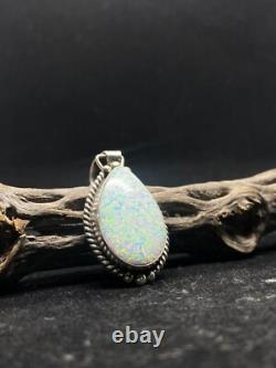 Pendentif en argent sterling fait main amérindien Navajo avec opale de feu blanche