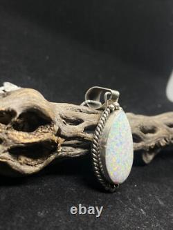 Pendentif en argent sterling fait main amérindien Navajo avec opale de feu blanche