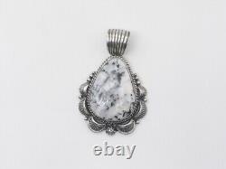 Pendentif fait main en argent sterling et buffle blanc amérindien Navajo