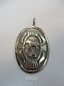 Pendentif ovale amérindien avec cheval en argent sterling signé