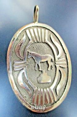 Pendentif ovale amérindien avec cheval en argent sterling signé