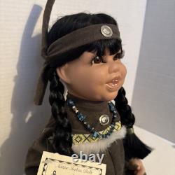 Poupée en porcelaine Navajo, Amérindienne par l'artiste Cheryl Yazza / avec un sourire édenté