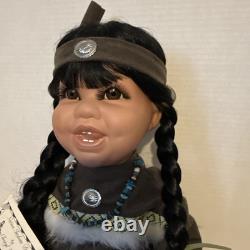 Poupée en porcelaine Navajo, Amérindienne par l'artiste Cheryl Yazza / avec un sourire édenté