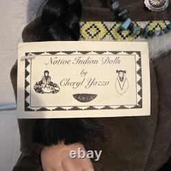 Poupée en porcelaine Navajo, Amérindienne par l'artiste Cheryl Yazza / avec un sourire édenté