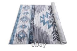 Tapis tribal moderne inspiré des Navajos du sud-ouest, motif décoloré.