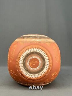 Vase carré arrondi en poterie gravée navajo amérindienne 10 signé V. King