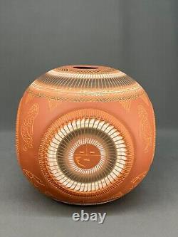 Vase carré arrondi en poterie gravée navajo amérindienne 10 signé V. King