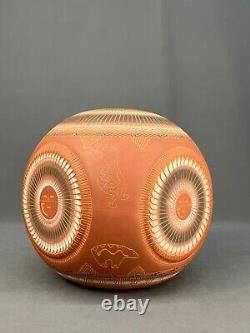 Vase carré arrondi en poterie gravée navajo amérindienne 10 signé V. King