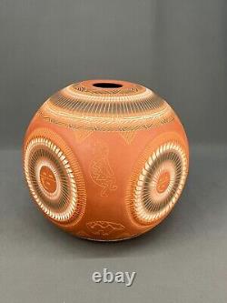 Vase carré arrondi en poterie gravée navajo amérindienne 10 signé V. King