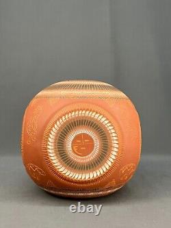Vase carré arrondi en poterie gravée navajo amérindienne 10 signé V. King
