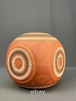 Vase carré arrondi en poterie gravée navajo amérindienne 10 signé V. King