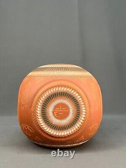 Vase carré arrondi en poterie gravée navajo amérindienne 10 signé V. King