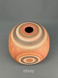 Vase carré arrondi en poterie gravée navajo amérindienne 10 signé V. King