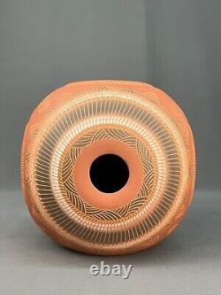 Vase carré arrondi en poterie gravée navajo amérindienne 10 signé V. King