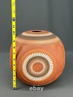 Vase carré arrondi en poterie gravée navajo amérindienne 10 signé V. King