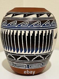 Vase décorative en poterie amérindienne Navajo faite main signée V. King