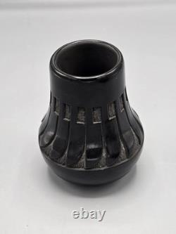 Vase en poterie Navajo Kinlicheni vintage en noir émaillé amérindien
