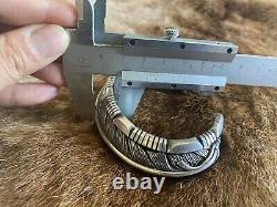 Vintage Rare Lourd Navajo Sterling Bracelet De Plumes En Argent Fait À La Main Signé